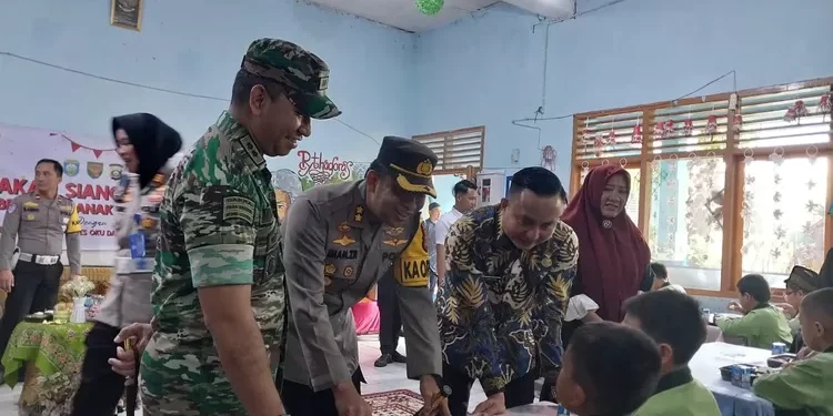 Polres OKU Uji Coba Makan Siang Bergizi di SDN 11