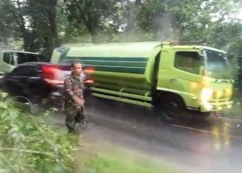 TNI dan Warga Gotong royong Singkirkan Pohon Tumbang di Lubuk Batang
