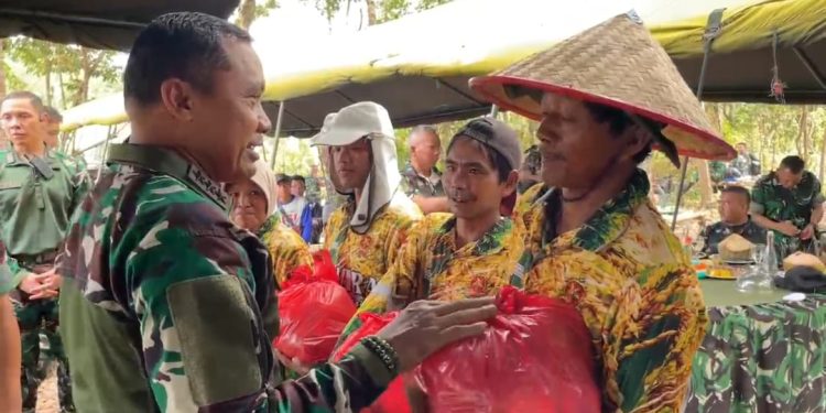 TNI AD Ajak Warga Lengkiti Tanam Singkong Bareng