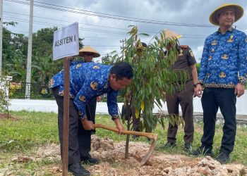 Pj Bupati OKU Tanam Durian di Halaman Gedung Baru Kejaksaan