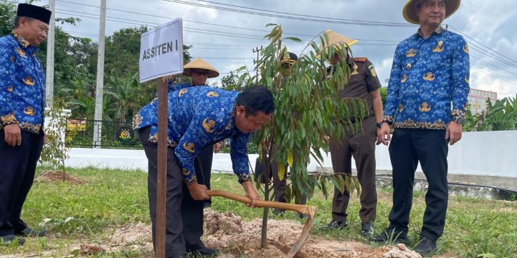 Pj Bupati OKU Tanam Durian di Halaman Gedung Baru Kejaksaan
