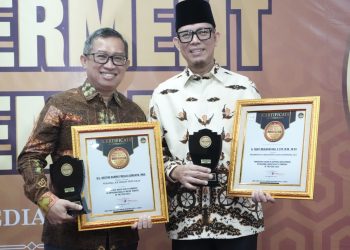 Menjadi Pelopor Transformasi Air Bersih, Bupati OKU dan PDAM OKU Dapat Penghargaan