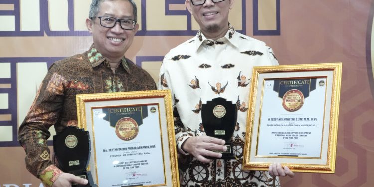 Menjadi Pelopor Transformasi Air Bersih, Bupati OKU dan PDAM OKU Dapat Penghargaan