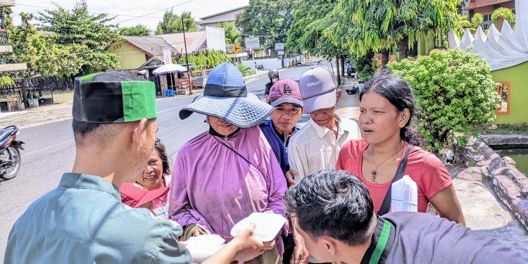Bentuk Kepedulian, HMI Cabang Baturaja Bagikan 100 Nasi Kotak Kepada Yang Membutuhkan